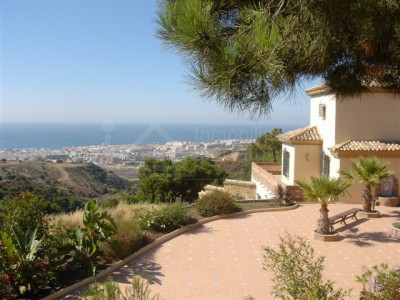 Estepona, Gorgeous villa with jaw-dropping elevated coast views for sale in Puerta Los Reales, Estepona