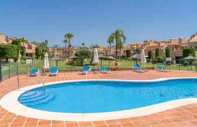 Estepona, 3-bedroom apartment with sunny and bright terrace in The First line of golf urbanization La Cartuja- Estepona