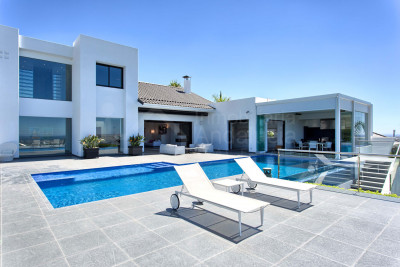 Benahavis, Top quality contemporary 5 bedroom south facing villa with stunning views for sale in Los Flamingos, Benahavís