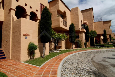 Estepona, 2 bed apartment with rooftop solarium/living area for sale in La Cartuja del Golf Estepona