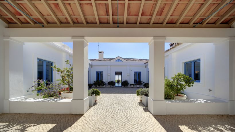 Luxurious 5 bedroom villa in Benahavís, facing south, 7,000 m2 plot and private pool