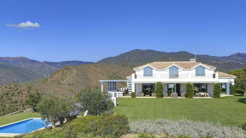 Luxurious 5 bedroom villa in Benahavís, facing south, 7,000 m2 plot and private pool
