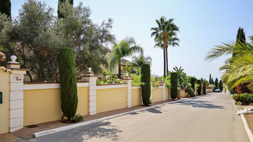 Traditional and spacious villa with panoramic views.