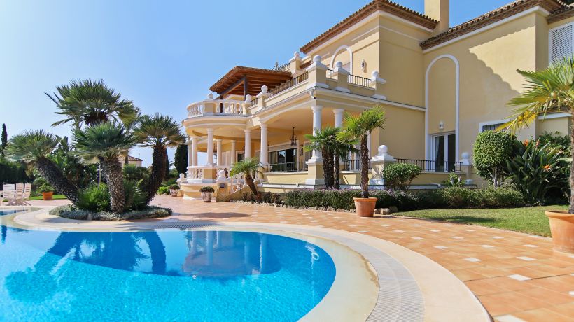 Traditional and spacious villa with panoramic views.