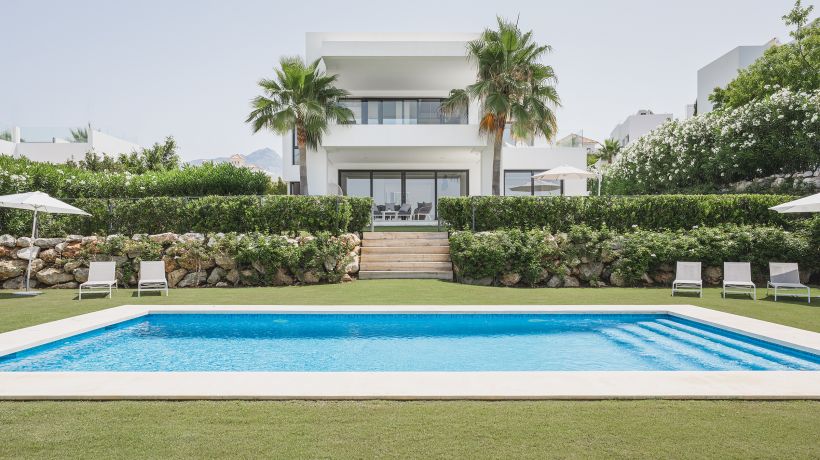 Villa for sale in Los Olivos, Nueva Andalucia