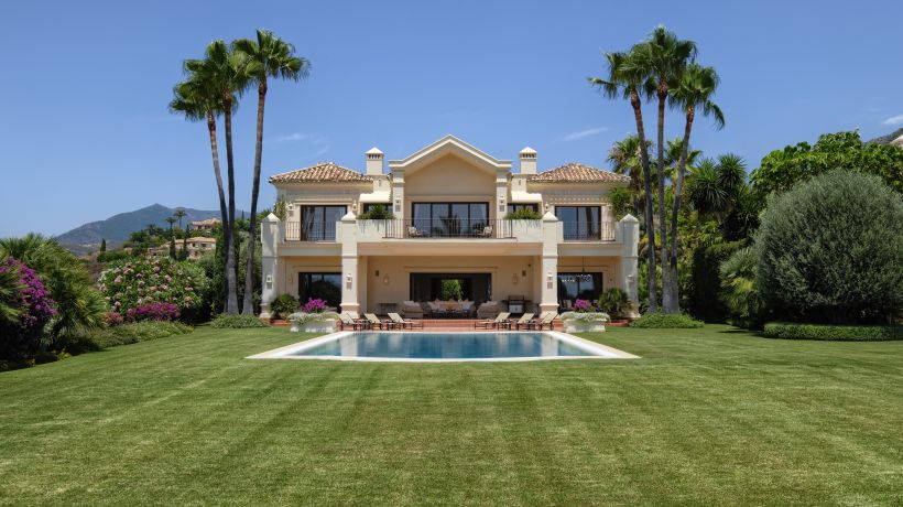 Colonial style villa with sea views on Marbella's Golden Mile