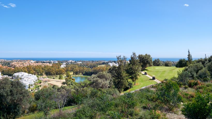Contemporary frontline golf villa in Benahavis