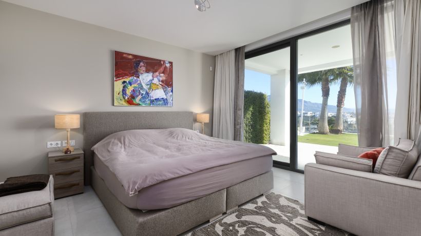 Contemporary frontline golf villa in Benahavis