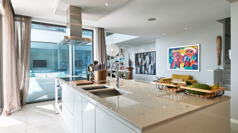 Contemporary frontline golf villa in Benahavis