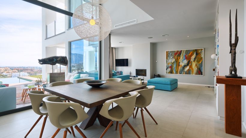 Contemporary frontline golf villa in Benahavis