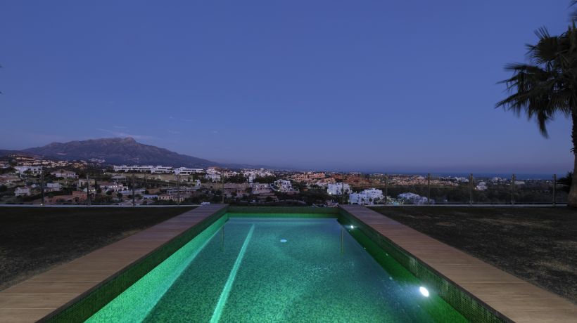 Contemporary frontline golf villa in Benahavis