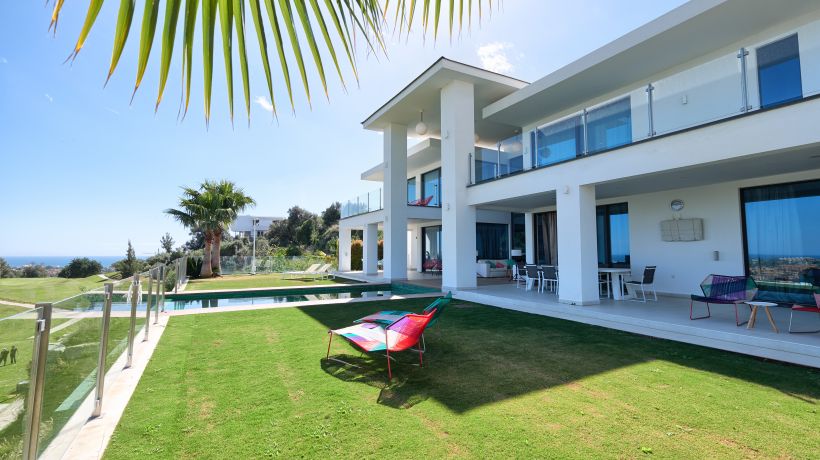 Contemporary frontline golf villa in Benahavis