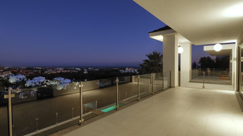Contemporary frontline golf villa in Benahavis