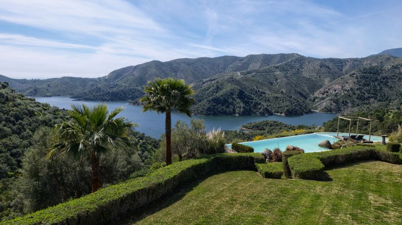 5 bedroom villa with spectacular views of the lake and the Mediterranean, in Istán