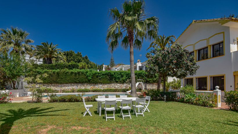 Villa on the best beach in Las Chapas, Marbella