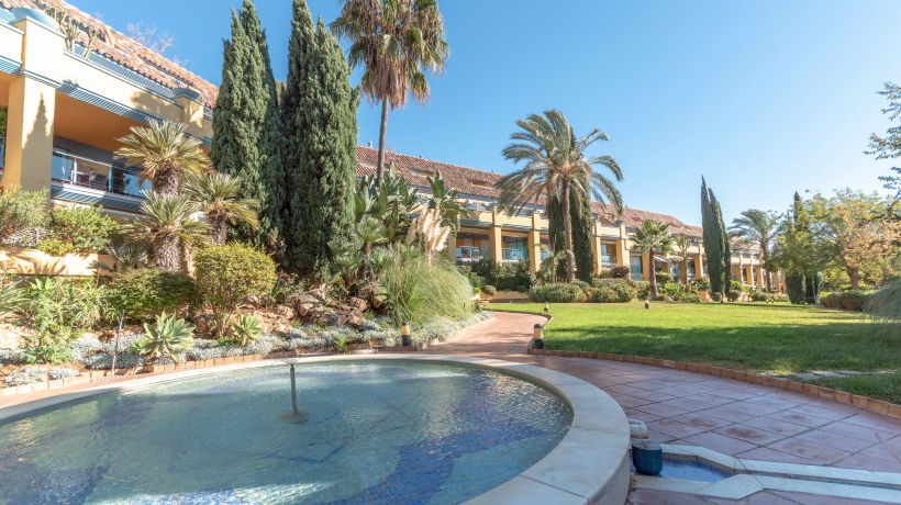 Apartment with sea views and next to the beach in Bahia de Marbella, Marbella