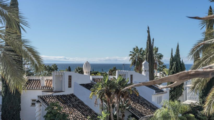 Apartment with sea views and next to the beach in Bahia de Marbella, Marbella