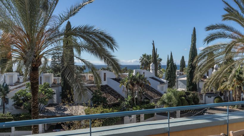 Apartment with sea views and next to the beach in Bahia de Marbella, Marbella