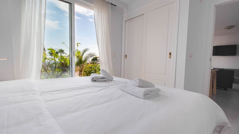 Modern apartment in Puerto del Almendro, Benahavis