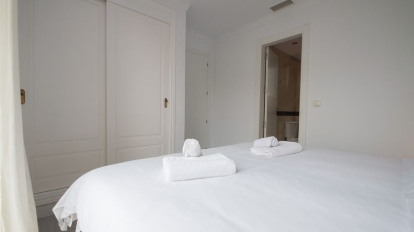 Modern apartment in Puerto del Almendro, Benahavis