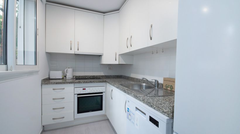 Modern apartment in Puerto del Almendro, Benahavis