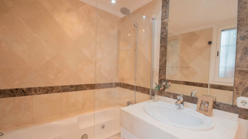 Modern apartment in Puerto del Almendro, Benahavis