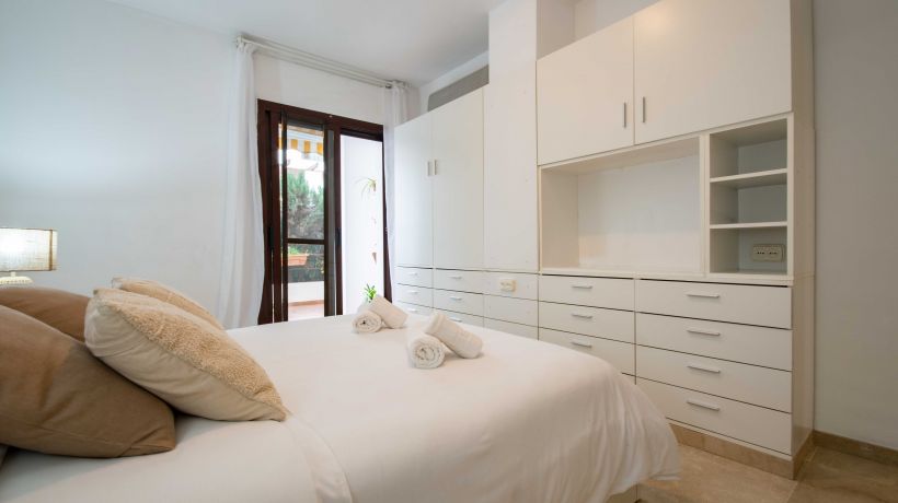 Magnificent 2 bedroom Apartment with communal pool in Marbella