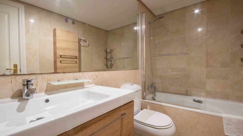 Magnificent 2 bedroom Apartment with communal pool in Marbella