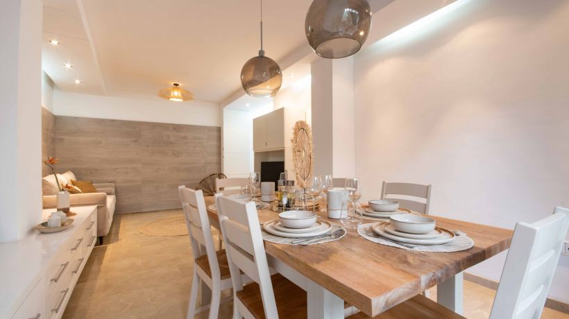Magnificent 2 bedroom Apartment with communal pool in Marbella