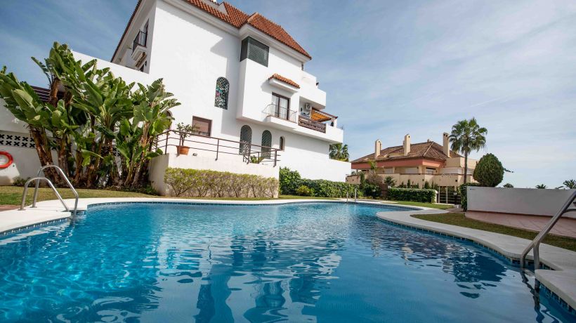 Magnificent 2 bedroom Apartment with communal pool in Marbella