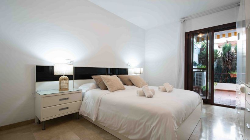 Magnificent 2 bedroom Apartment with communal pool in Marbella