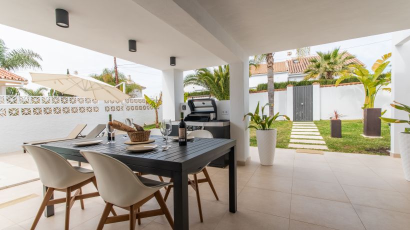 Villa en venta en Costabella, Marbella: lujo, comodidad y cercanía a la playa