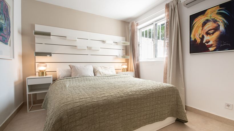 Villa en venta en Costabella, Marbella: lujo, comodidad y cercanía a la playa