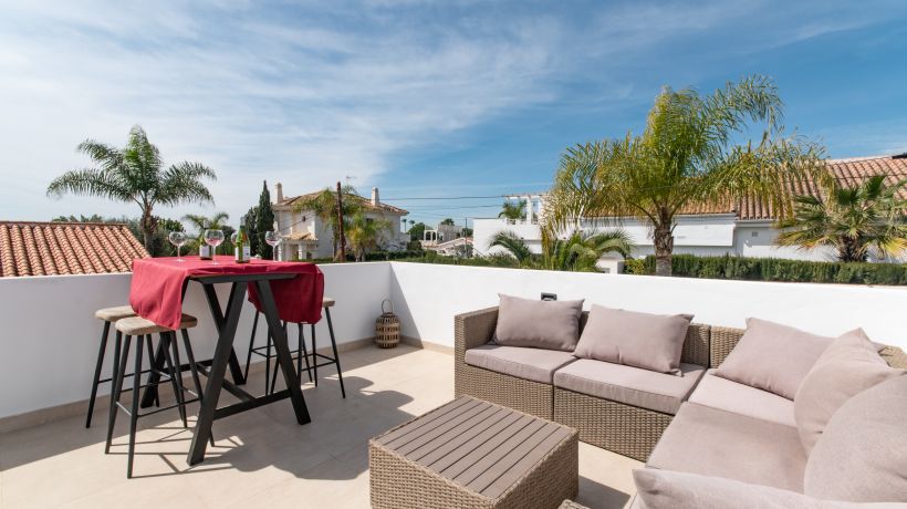 Villa en venta en Costabella, Marbella: lujo, comodidad y cercanía a la playa