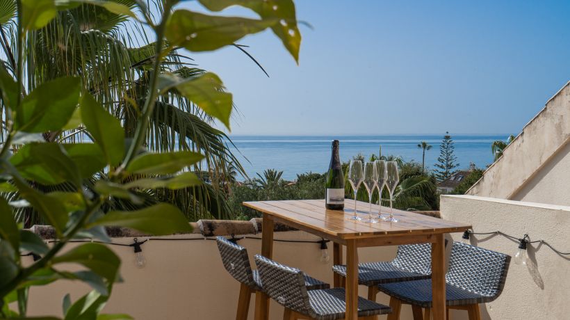 Family townhouse with beautiful sea views, just a few steps from the beach in Costabella, Marbella.