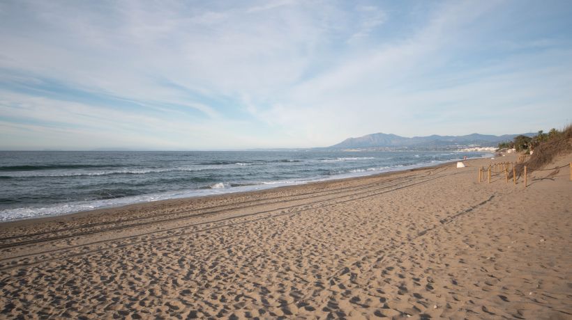 Family townhouse with beautiful sea views, just a few steps from the beach in Costabella, Marbella.