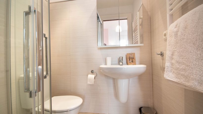 Family townhouse with beautiful sea views, just a few steps from the beach in Costabella, Marbella.