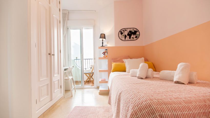 Family townhouse with beautiful sea views, just a few steps from the beach in Costabella, Marbella.