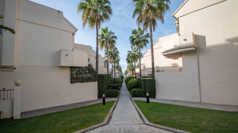 Family townhouse with beautiful sea views, just a few steps from the beach in Costabella, Marbella.