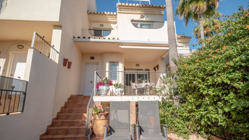 Family townhouse with beautiful sea views, just a few steps from the beach in Costabella, Marbella.