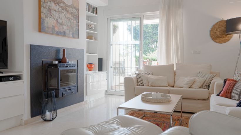 Family townhouse with beautiful sea views, just a few steps from the beach in Costabella, Marbella.