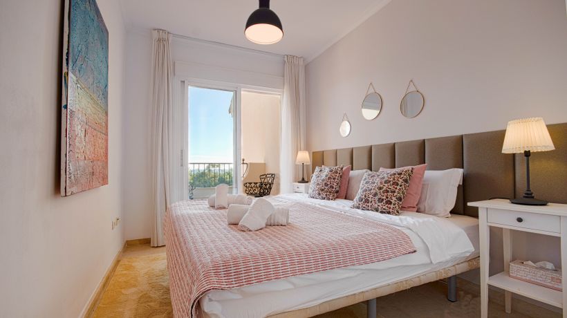 Family townhouse with beautiful sea views, just a few steps from the beach in Costabella, Marbella.