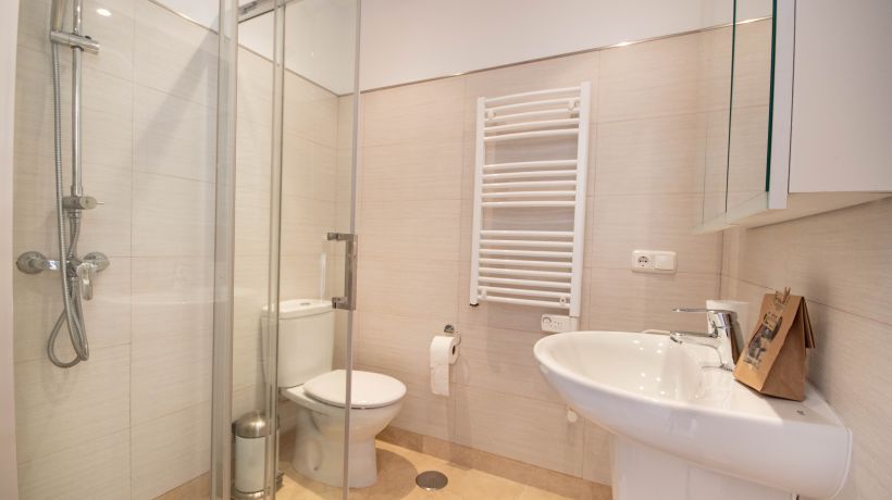 Family townhouse with beautiful sea views, just a few steps from the beach in Costabella, Marbella.