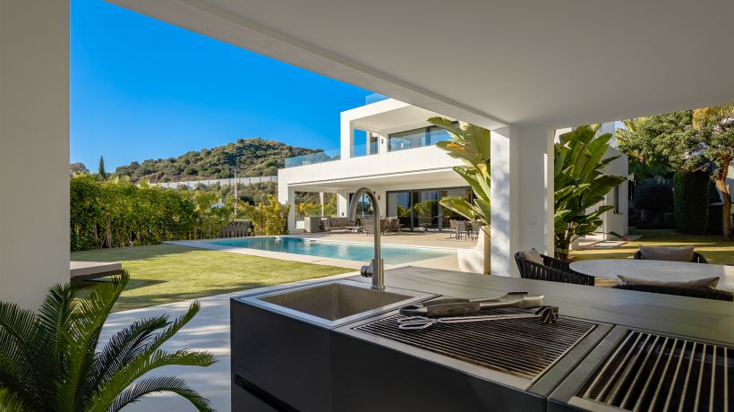 Villa for sale, with spectacular mountain views, in Los Olivos, Nueva Andalucia, Spain