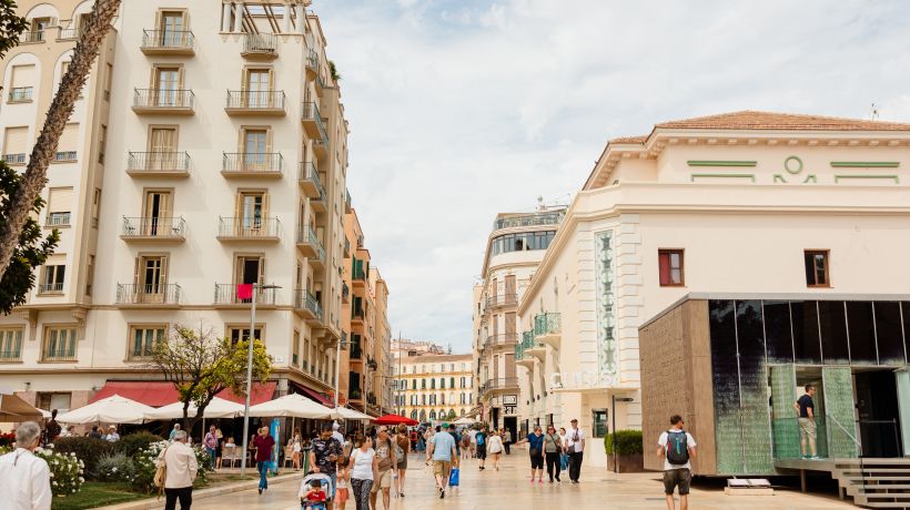 Near historic center, harbor, and beach