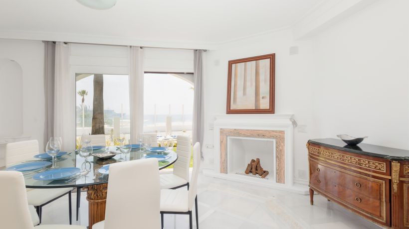 Holiday home, with direct access to the beach, sea views and south facing, in Puerto Banús