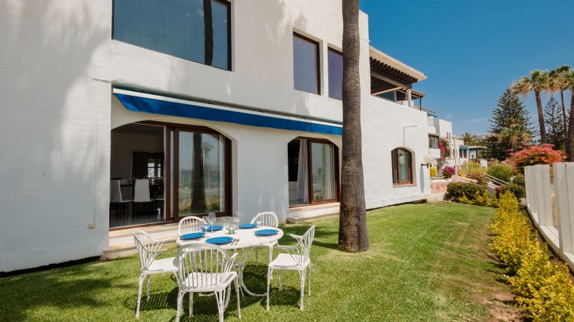 Holiday home, with direct access to the beach, sea views and south facing, in Puerto Banús