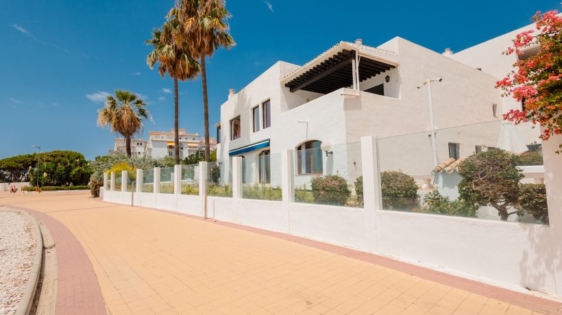 Holiday home, with direct access to the beach, sea views and south facing, in Puerto Banús