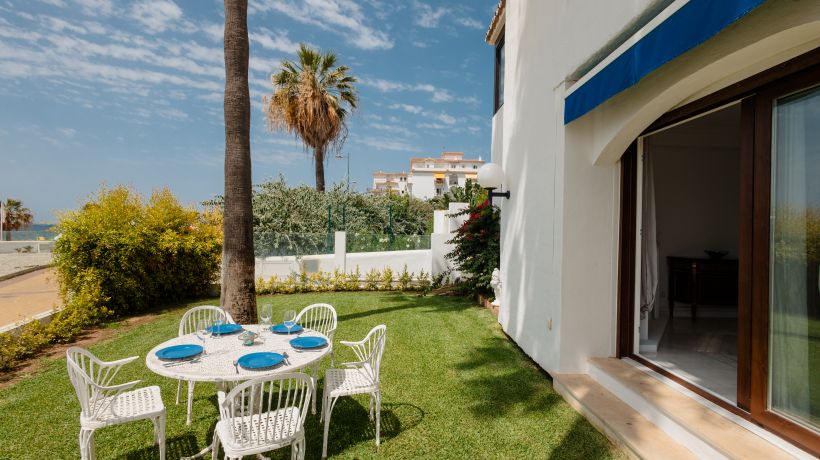 Holiday home, with direct access to the beach, sea views and south facing, in Puerto Banús