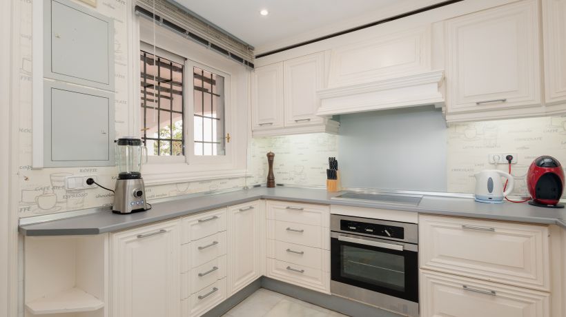 Holiday home, with direct access to the beach, sea views and south facing, in Puerto Banús